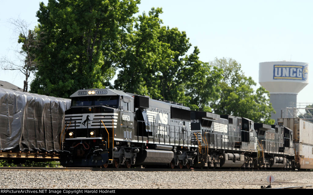 NS 6953 leads train 213 southbound